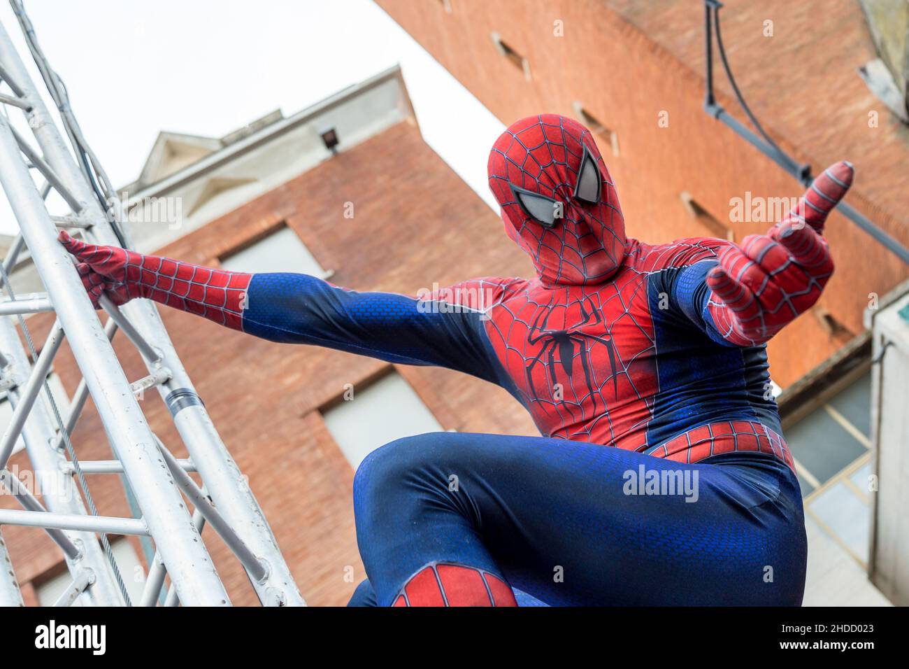 Spiderman mask fotografías e imágenes de alta resolución - Alamy