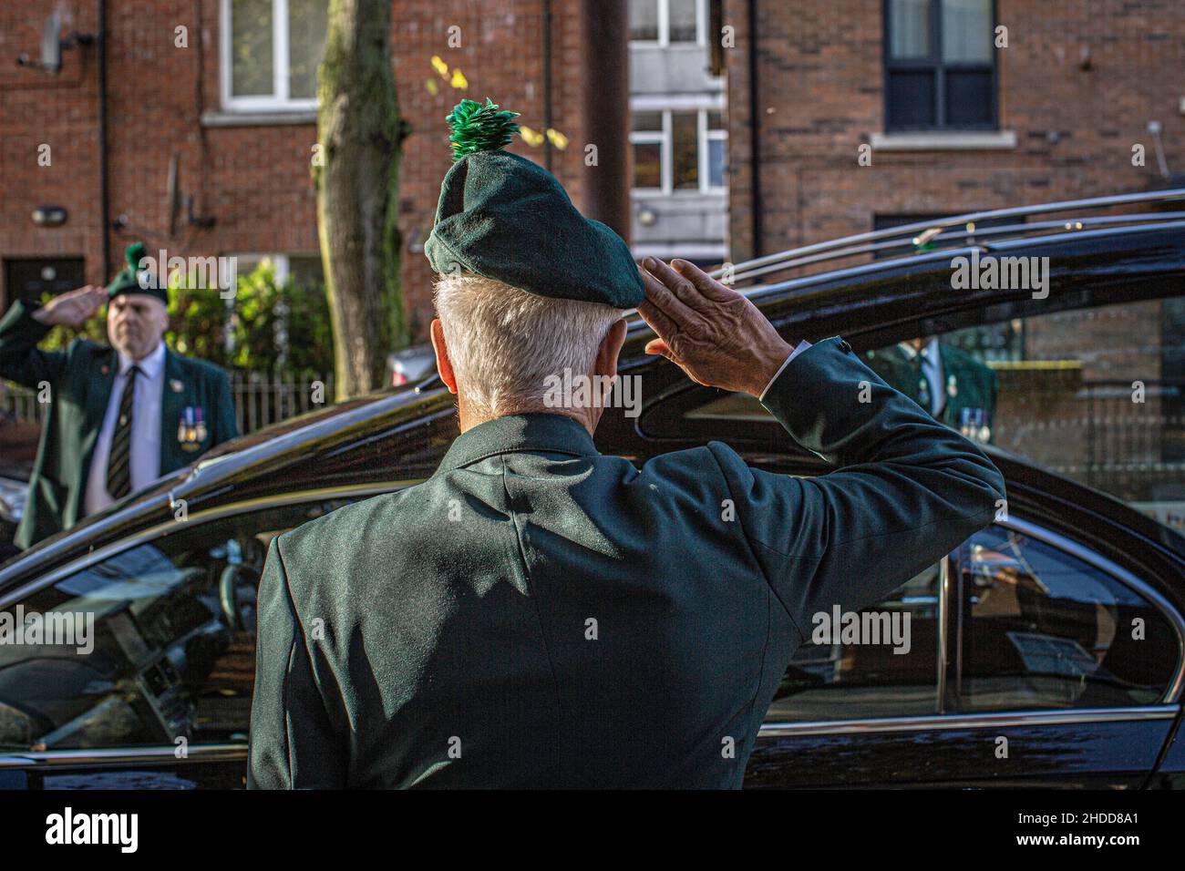 Funural del veterano del ejército británico Roy Mealy El funeral tiene lugar cerca de Newtownards Road A Loyalist districts en East Belfast, en el norte de Irland Foto de stock