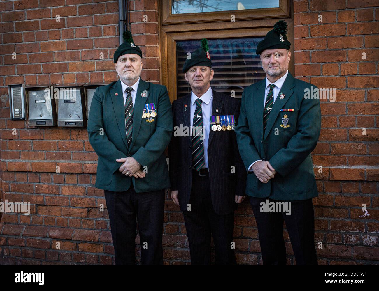 Camaradas durante el funural del veterano del ejército británico cerca de Newtownards Road A Loyalist districts en East Belfast , en el norte de Irland . Foto de stock