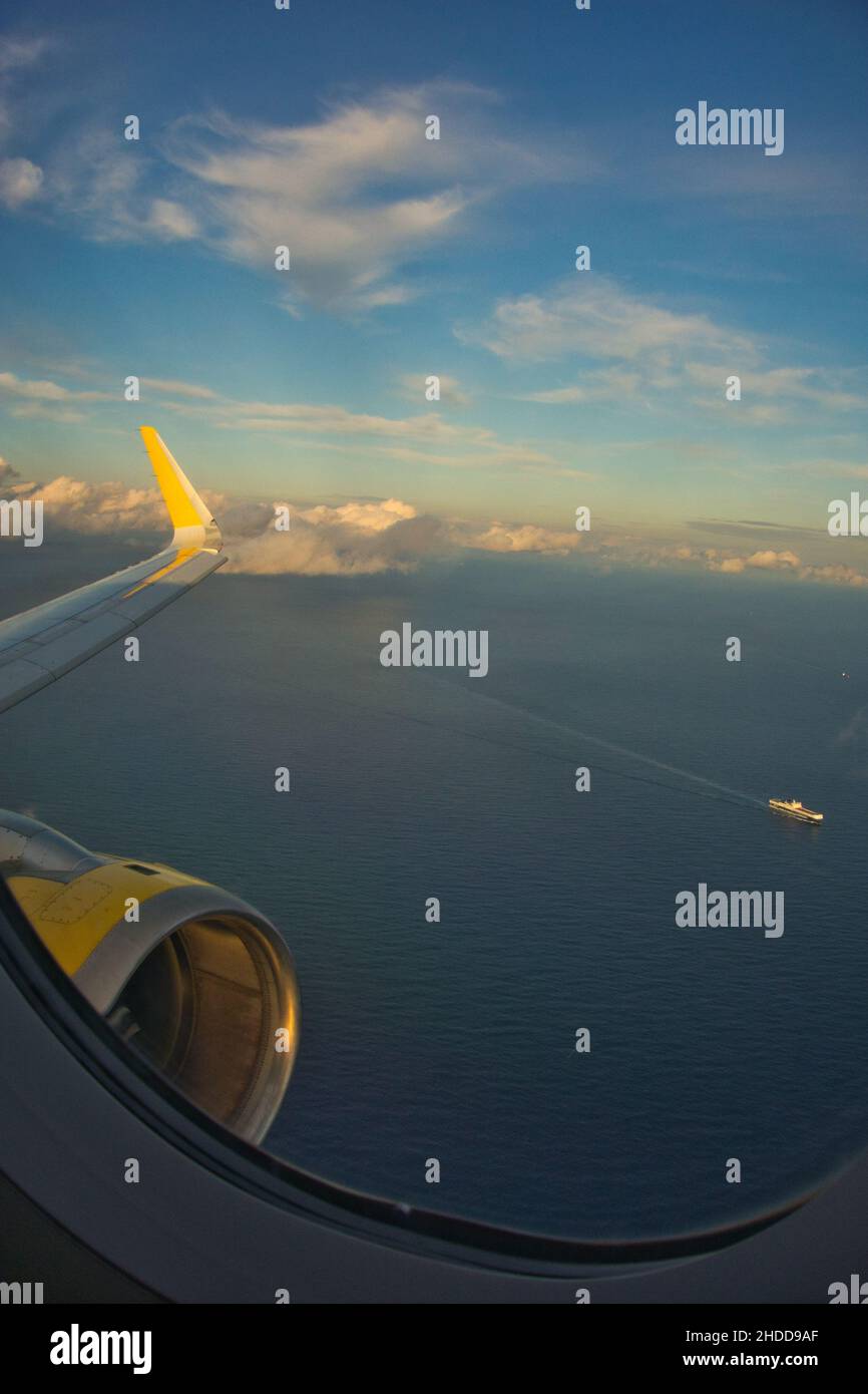 Disparo vertical de una vista al mar desde la ventana de un avión Foto de stock
