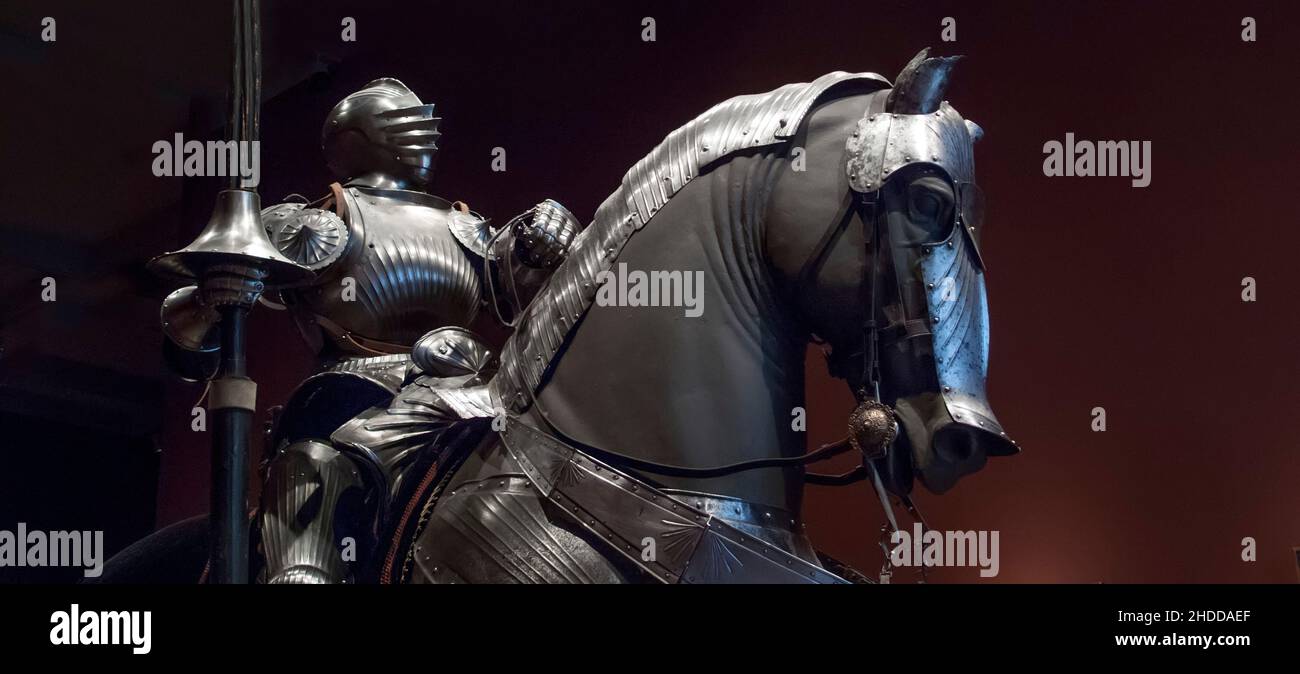 Caballo medieval blindado y caballero en la exposición del Museo Foto de stock
