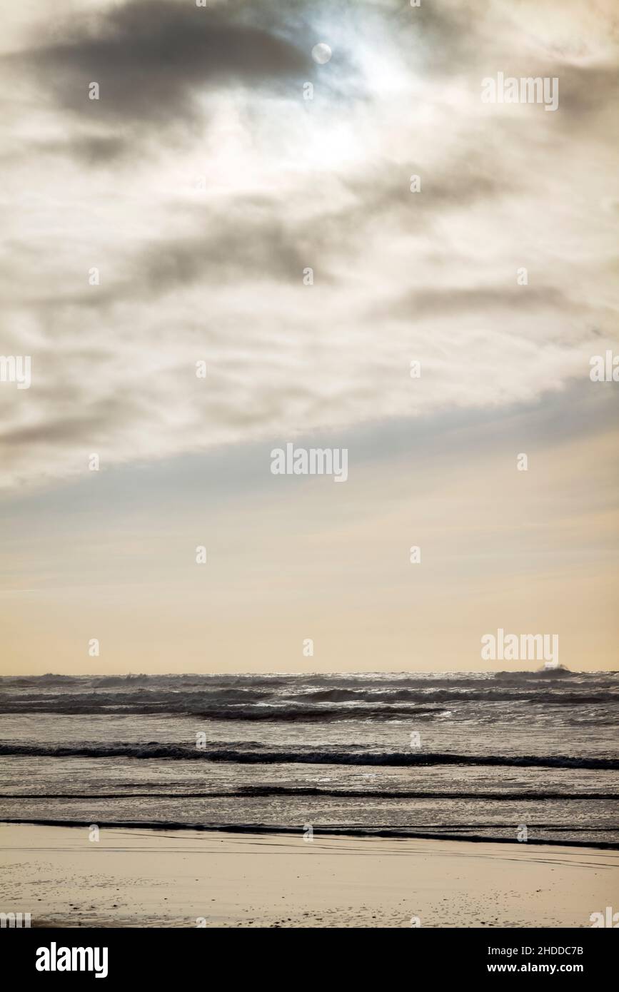 Océano; olas; nubes; niebla; Parque Estatal Cape Lookout; Océano Pacífico; costa de Oregón; Estados Unidos Foto de stock