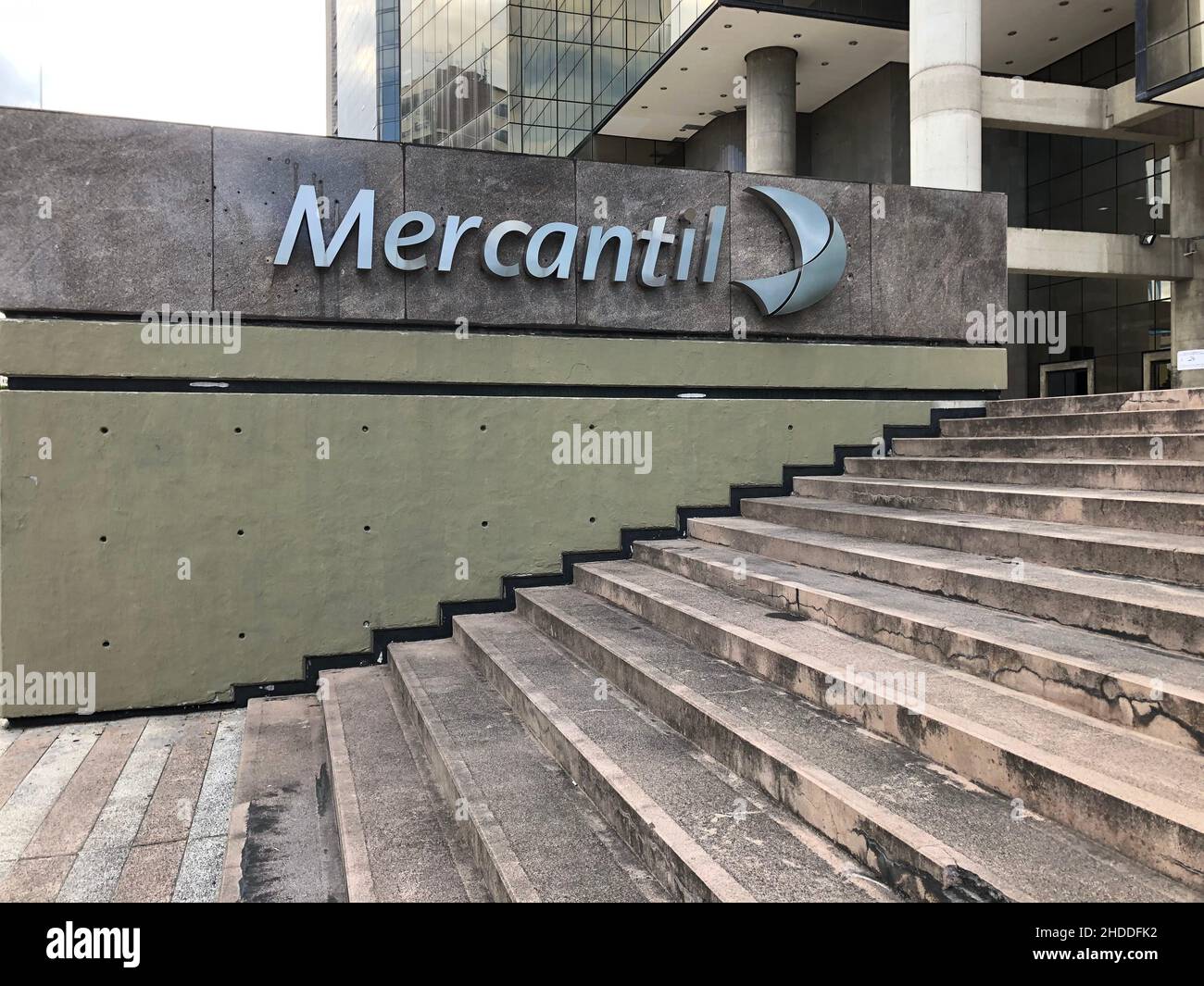 Exterior del Banco Mercantil Uno de los principales bancos de Venezuela Foto de stock