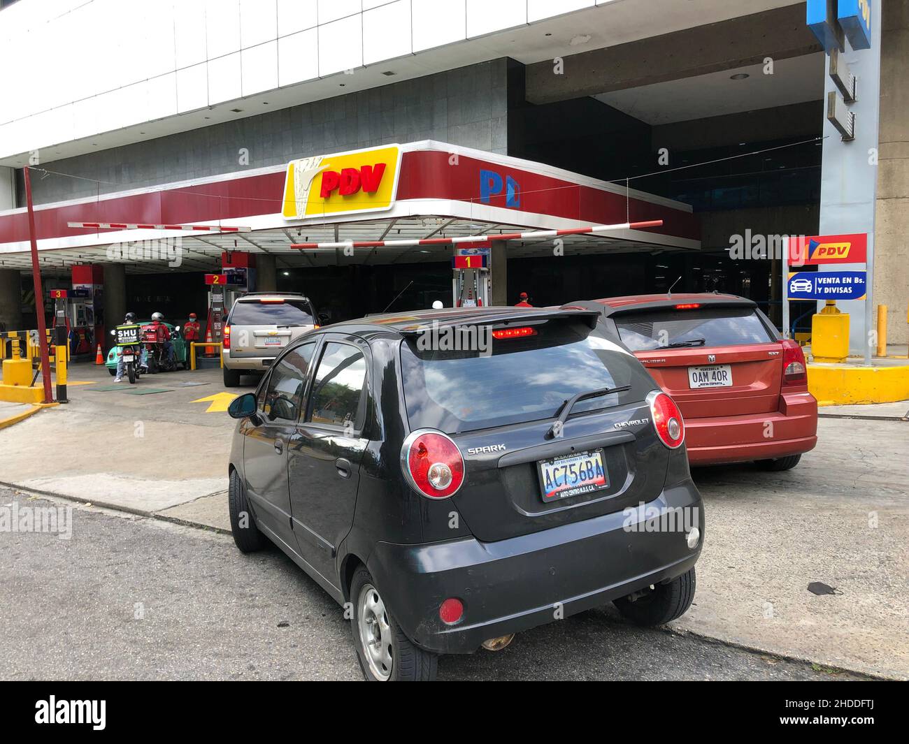 La gasolinera PDVSA, empresa estatal de petróleo y gas, se ve durante la escasez de combustible en Venezuela Foto de stock
