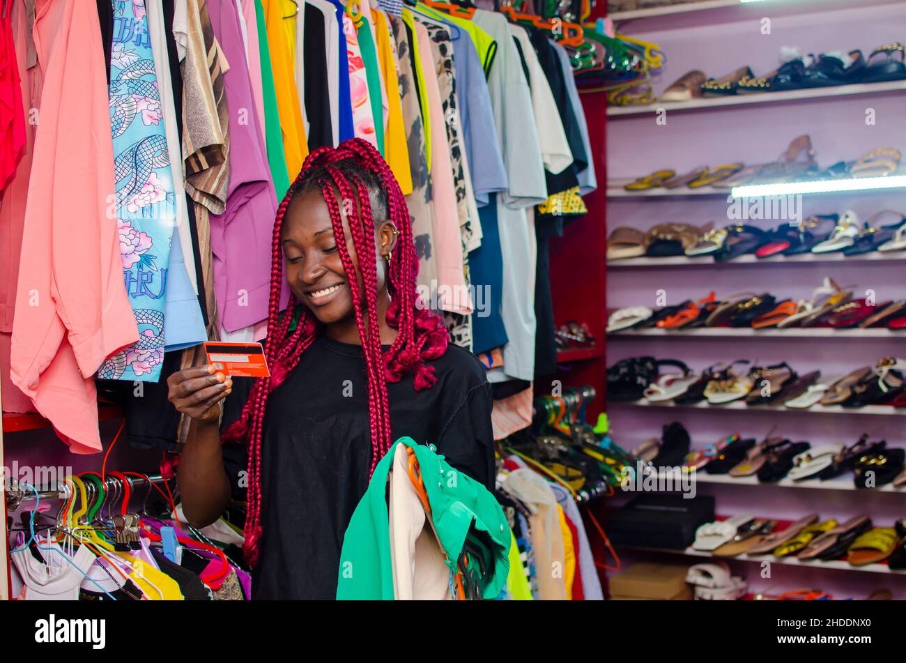 dama en una tienda de ropa de compras con tarjeta Fotografía de stock - Alamy