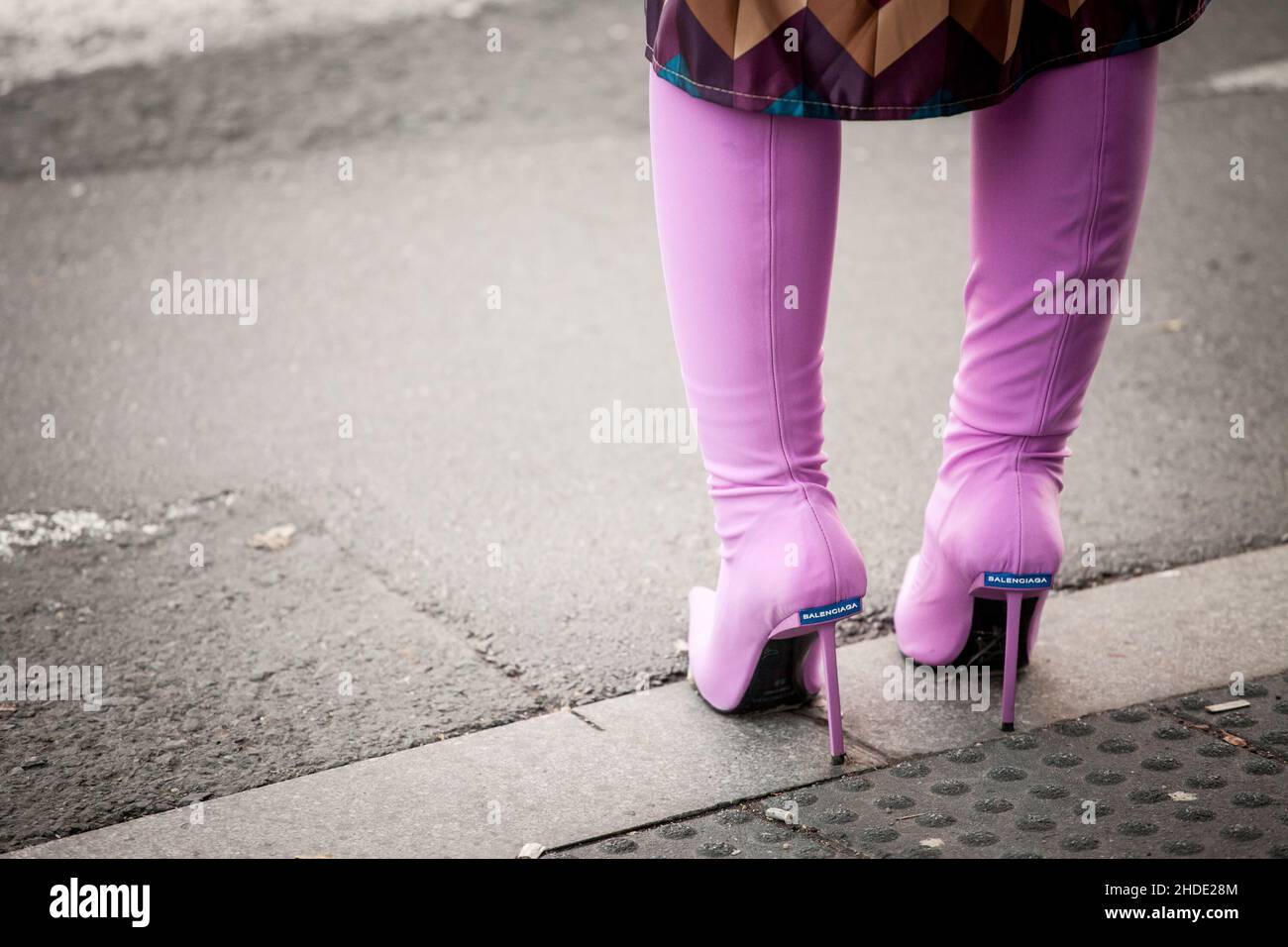 Imagen de botas púrpuras femeninas con el logotipo de Balenciaga en  Belgrado, Serbia. Balenciaga es una casa de moda de lujo fundada en 1919  por la DE española Fotografía de stock - Alamy