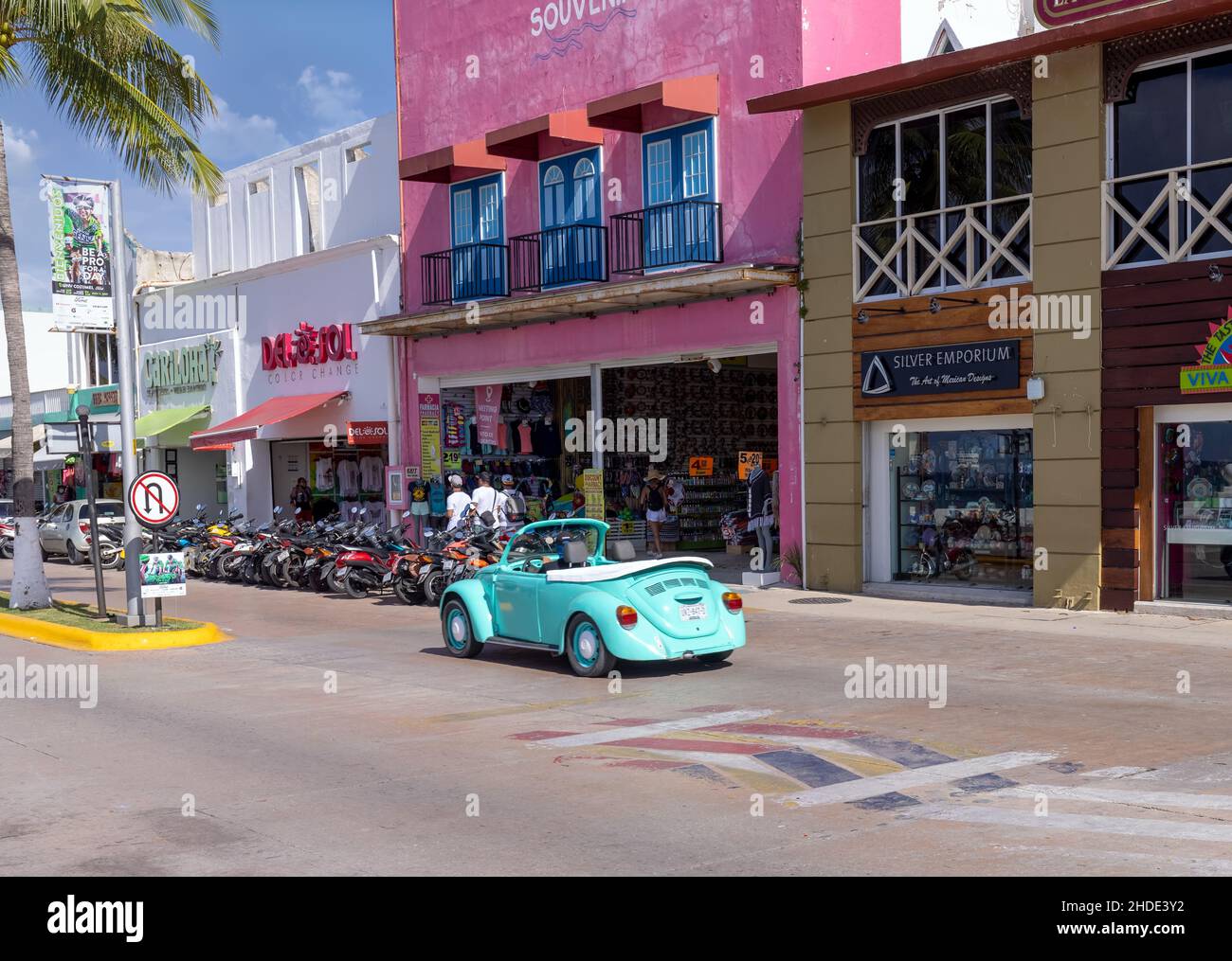 San Miguel de Cozumel, Cozumel, México, 12 de octubre de 2021: San Miguel  de Cozumel, México, Plaza Central y coloridas calles coloniales del centro  de la ciudad durante los meses pico de