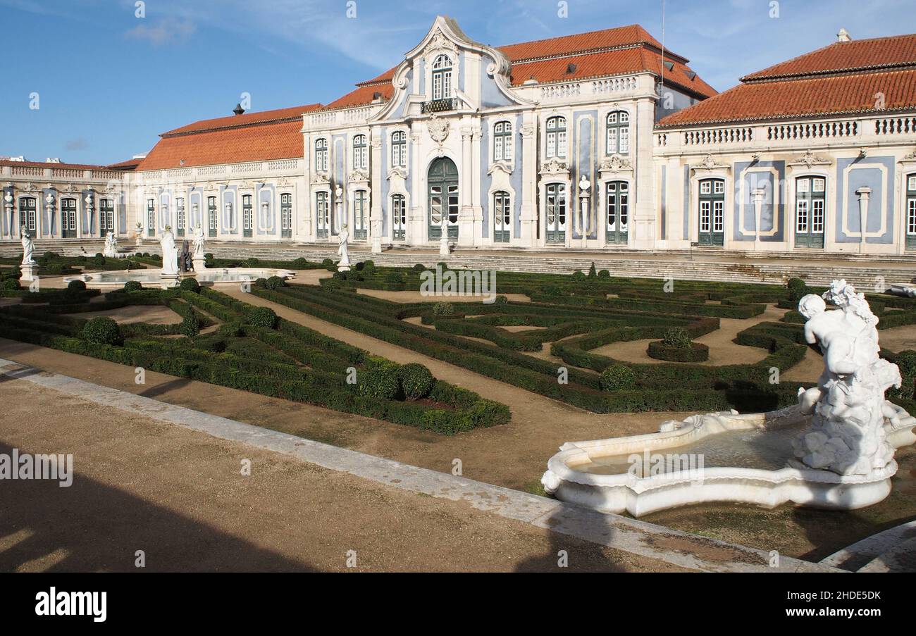 Salón de baile del Palacio de Queluz, cuidados jardines de Malta en la vanguardia, cerca de Lisboa, Portugal Foto de stock