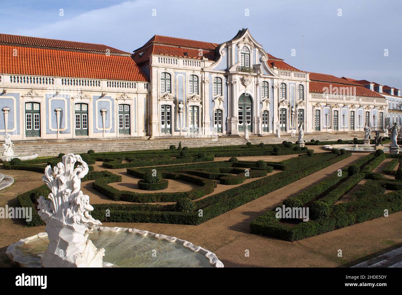 Salón de baile del Palacio de Queluz, cuidados jardines de Malta en la vanguardia, cerca de Lisboa, Portugal Foto de stock