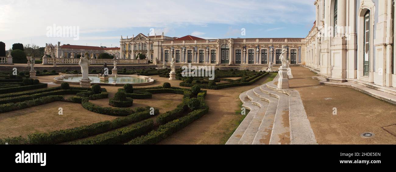 Jardines colgantes del Palacio de Queluz, vista desde los escalones del ala del salón de baile, foto panorámica, cerca de Lisboa, Portugal Foto de stock