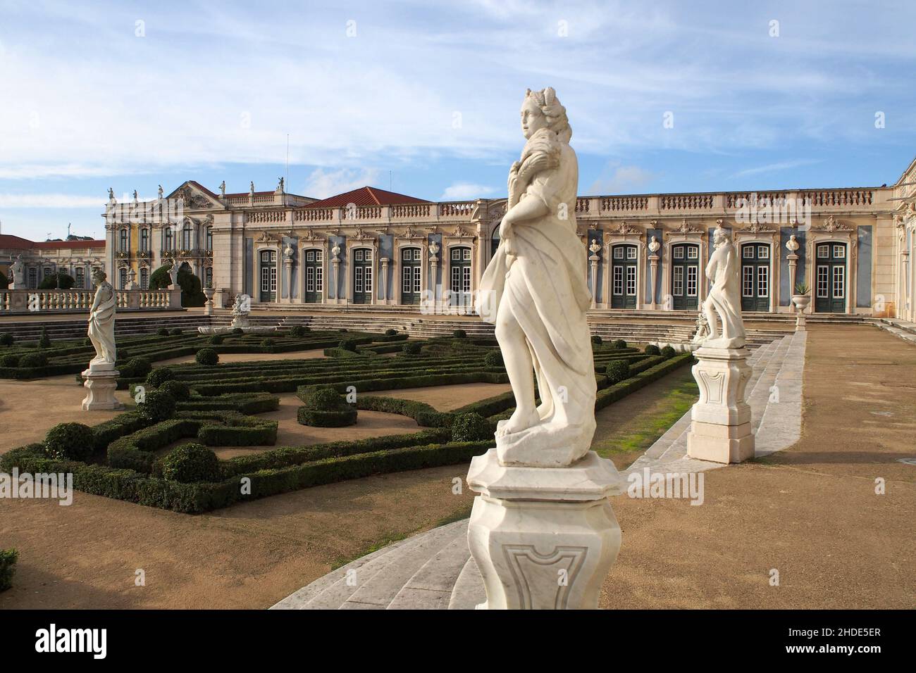 Jardines colgantes del Palacio de Queluz, vista desde los escalones del ala del salón de baile, cerca de Lisboa, Portugal Foto de stock