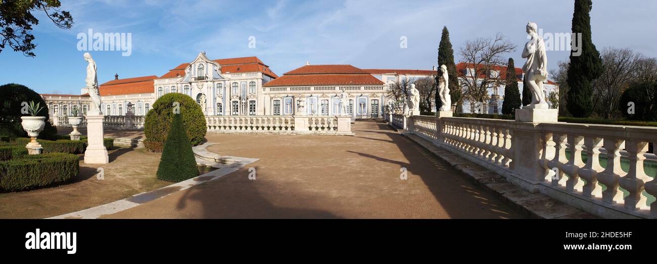 Jardines Colgantes del Palacio de Queluz, Sala de baile en el fondo, foto panorámica, cerca de Lisboa, Portugal Foto de stock