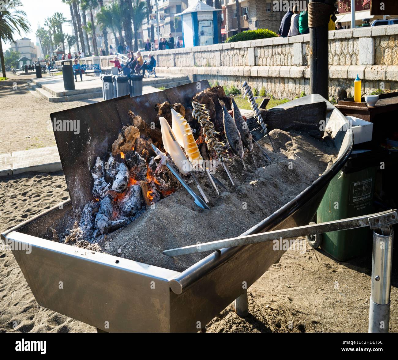 Espetón de sardinas. Esta es una tradición en Málaga, las sardinas se asan lentamente sobre un fuego de leña abierto en la playa Foto de stock