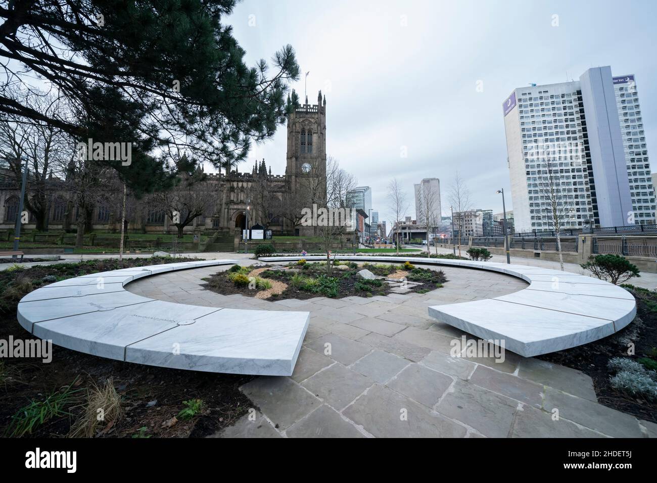 Manchester, Reino Unido, 6th de enero de 2022. Glade of Light Un momento para las víctimas de la bomba de Manchester de 2017 es visto después de ser abierto al público, Manchester, Reino Unido. El monumento descrito como un halo de mármol blanco lleva los nombres de los muertos en la atrocidad de 2017. Crédito: Jon Super/Alamy Live News. Foto de stock