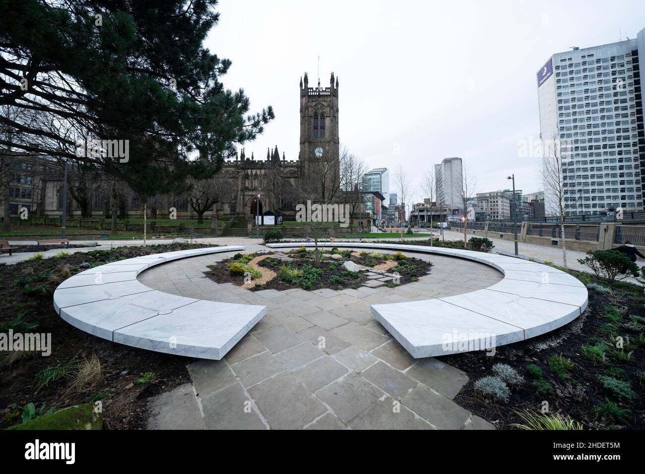 Manchester, Reino Unido, 6th de enero de 2022. Glade of Light Un momento para las víctimas de la bomba de Manchester de 2017 es visto después de ser abierto al público, Manchester, Reino Unido. El monumento descrito como un halo de mármol blanco lleva los nombres de los muertos en la atrocidad de 2017. Crédito: Jon Super/Alamy Live News. Foto de stock