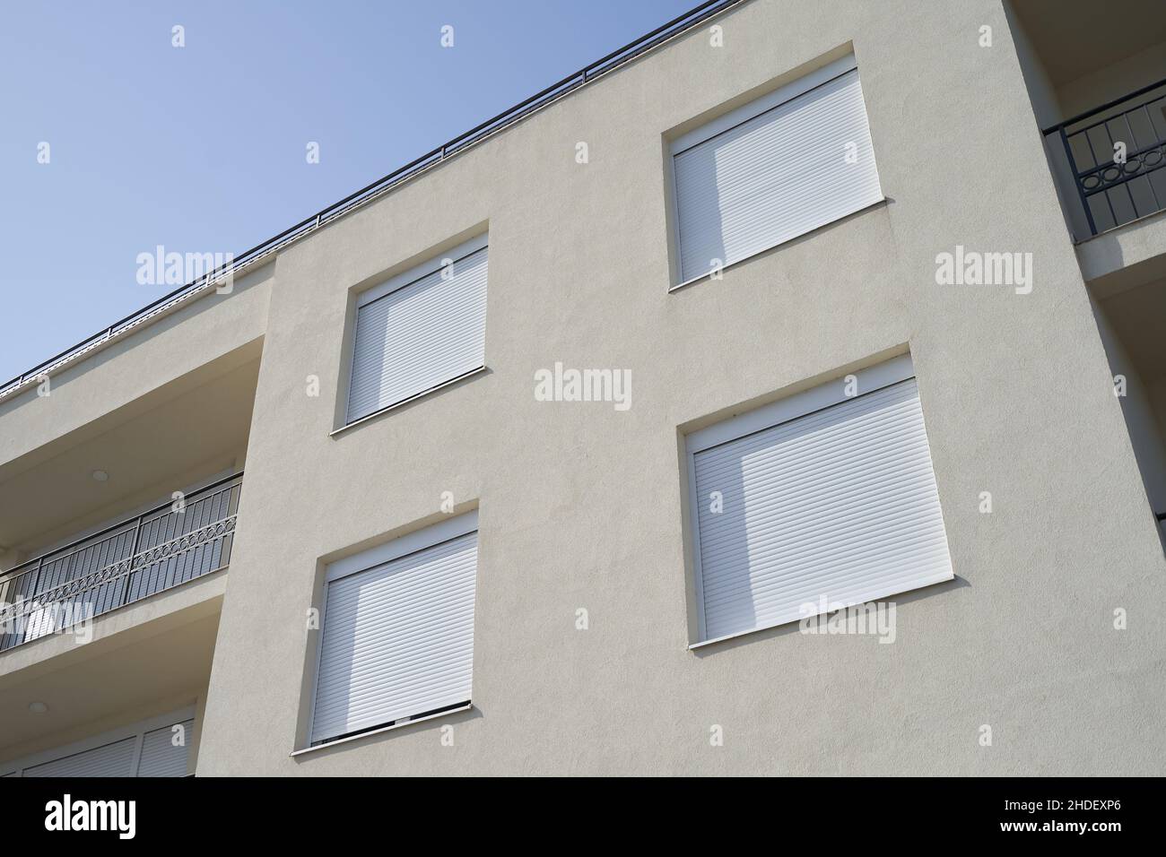 cortinas con persianas enrollables en una ventana de la casa privada. Foto de stock