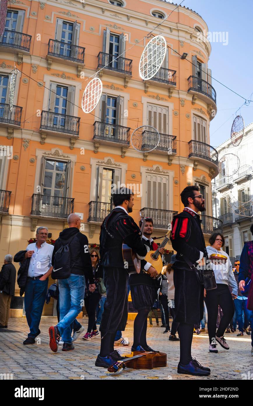 Tunas, música tradicional de la calle. Escena callejera, ciudad de Málaga, Andalucía, España Foto de stock