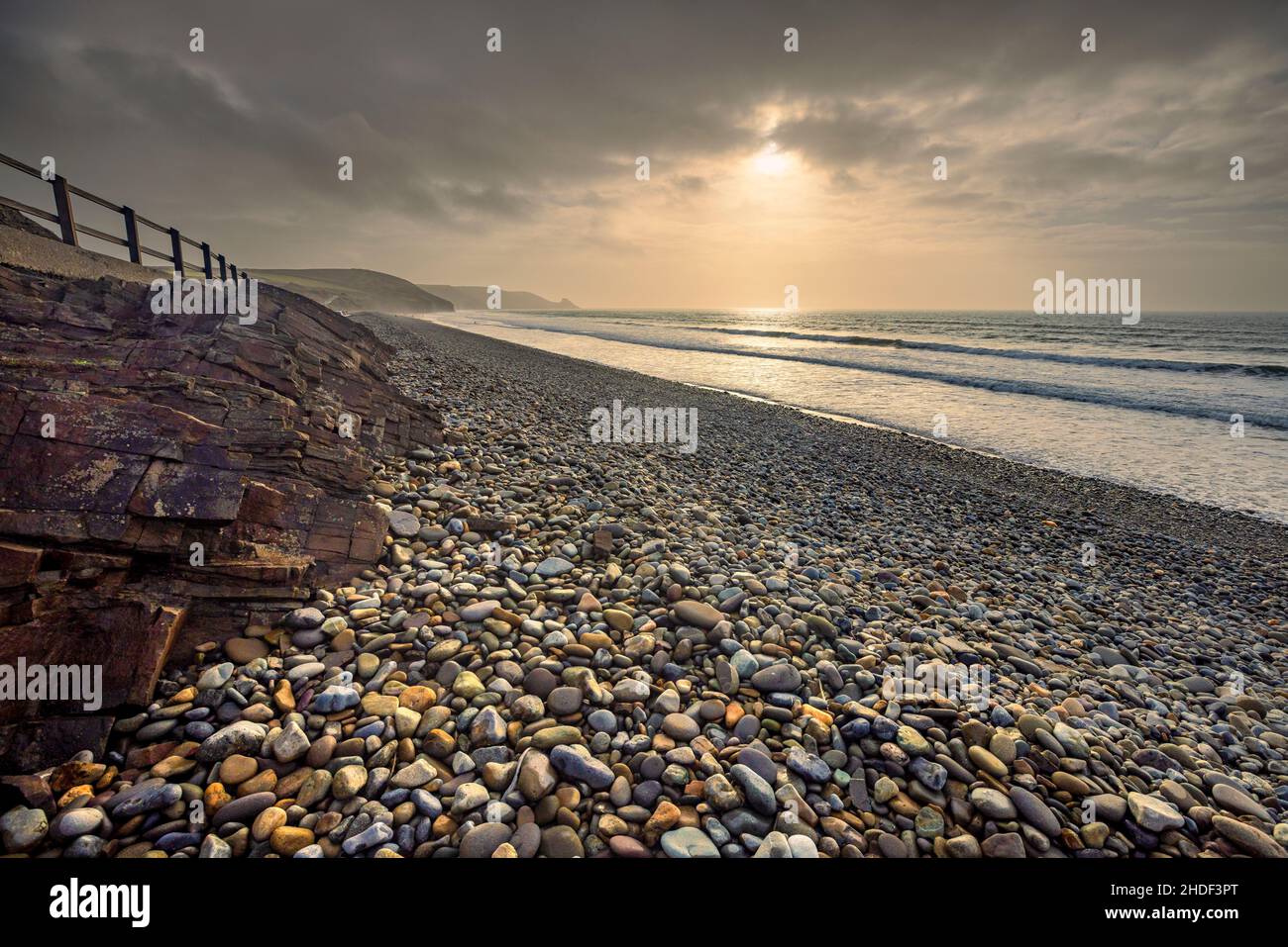 La playa de guijarros de Newgale Sands en marea alta en el invierno, Pembrokeshire Coast National Park, Gales del Sur Foto de stock