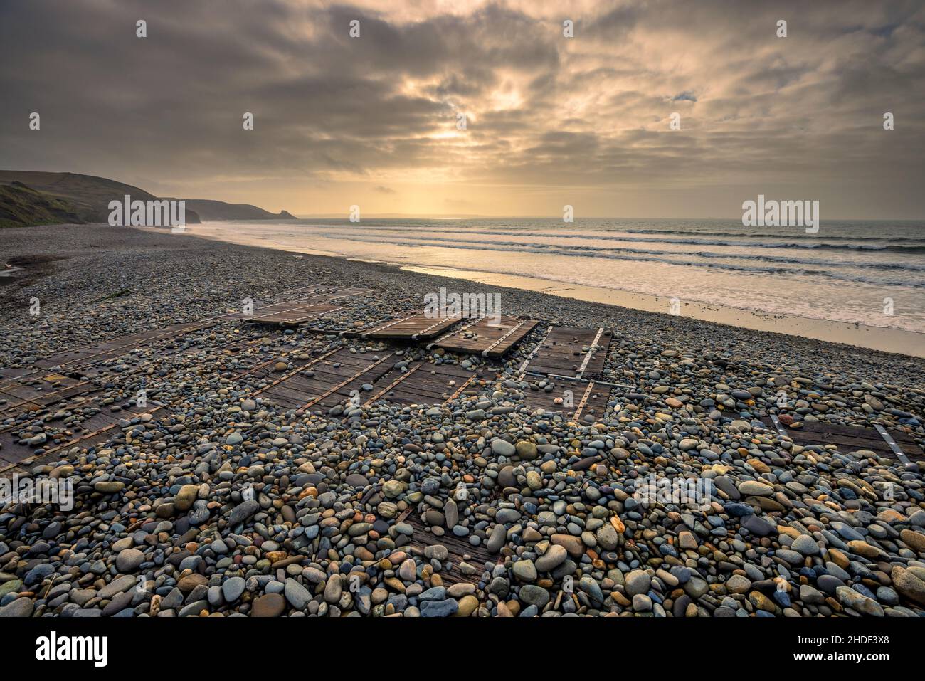 El paseo marítimo al otro lado de la playa de guijarros en Newgale Samds en el invierno, Pembrokeshire Coast National Park, Gales del Sur Foto de stock