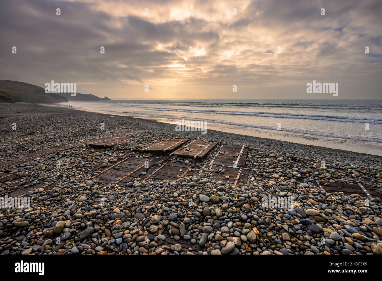 El paseo marítimo al otro lado de la playa de guijarros en Newgale Samds en el invierno, Pembrokeshire Coast National Park, Gales del Sur Foto de stock