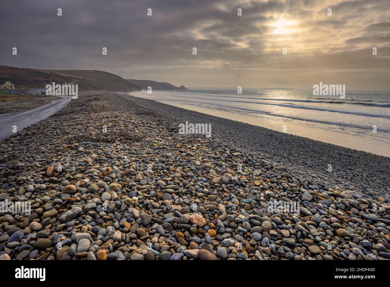 La playa de guijarros de Newgale Sands en marea alta en el invierno, Pembrokeshire Coast National Park, Gales del Sur Foto de stock