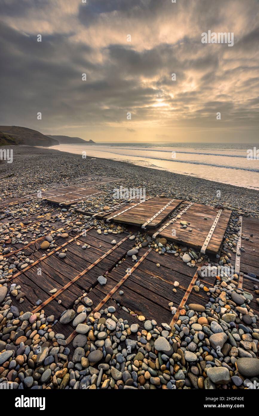 El paseo marítimo al otro lado de la playa de guijarros en Newgale Samds en el invierno, Pembrokeshire Coast National Park, Gales del Sur Foto de stock