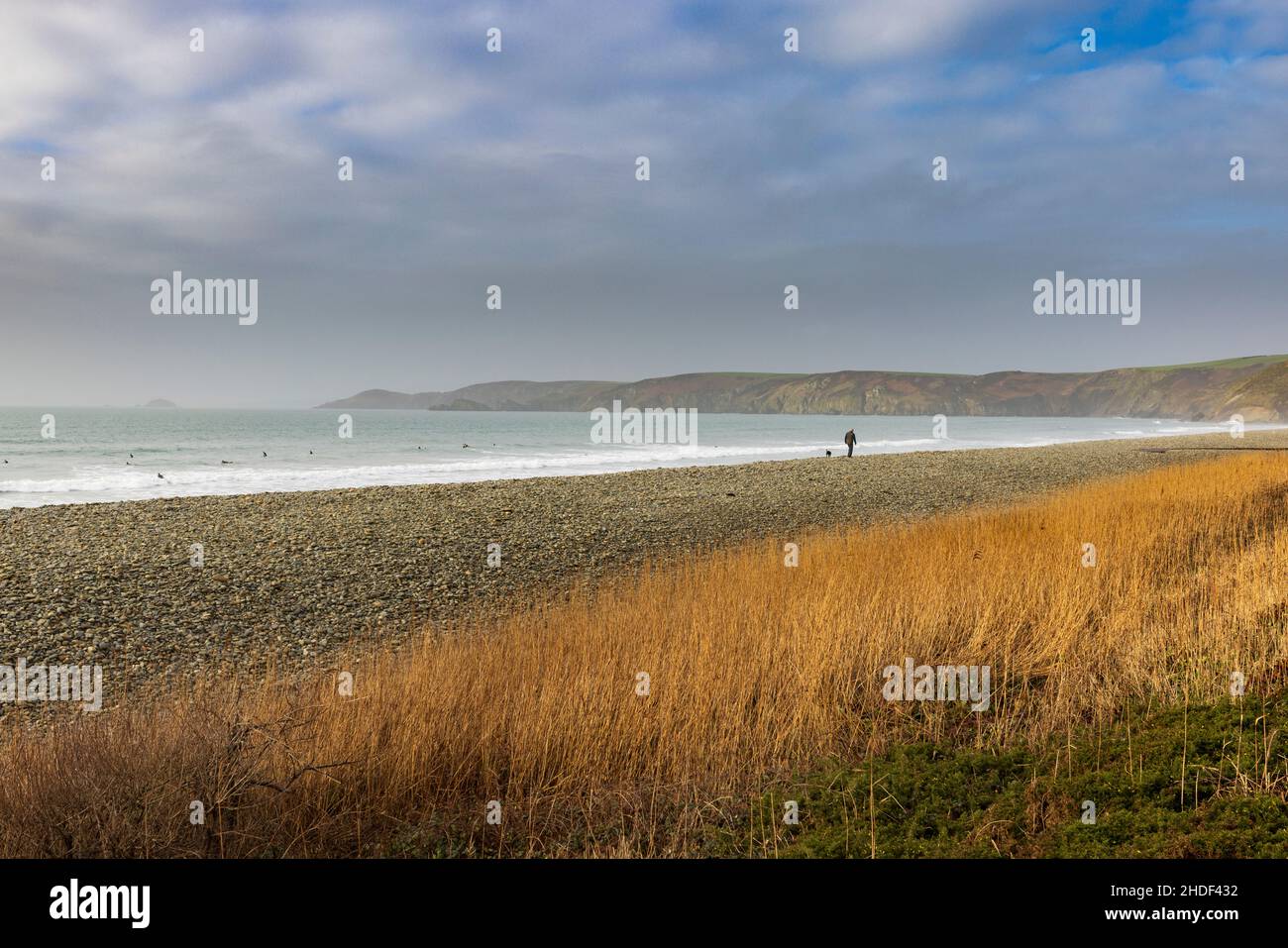 Newgale Sands en invierno en el Parque Nacional de la Costa de Pembrokeshire, Gales del Sur Foto de stock