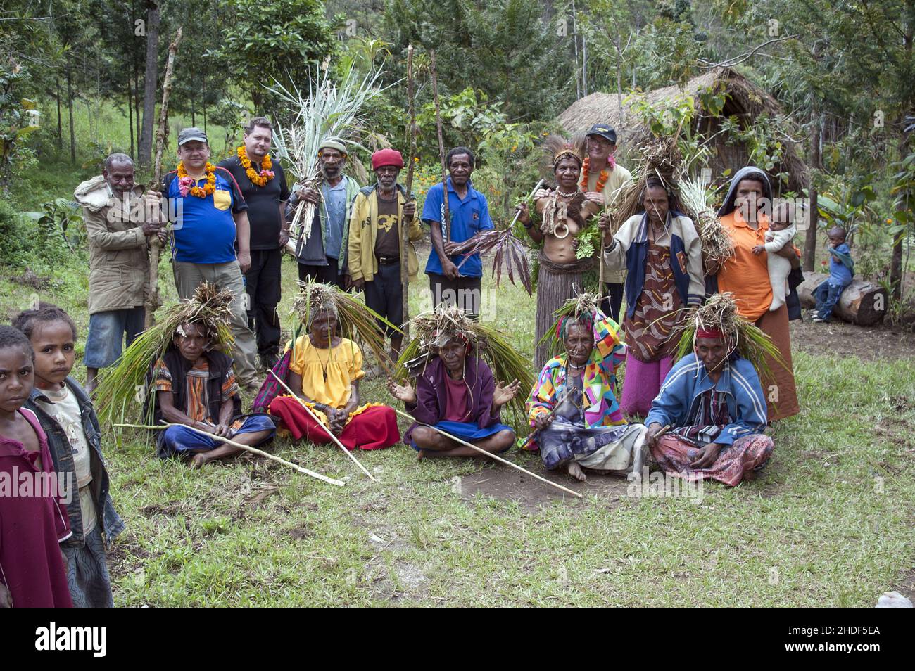 Papua Nueva Guinea; Tierras Altas del Este; Goroka; Namta; Turistas blancos con un grupo de papuanos en el monte. Touristen mit einer Gruppe Papuas im Busch. Foto de stock