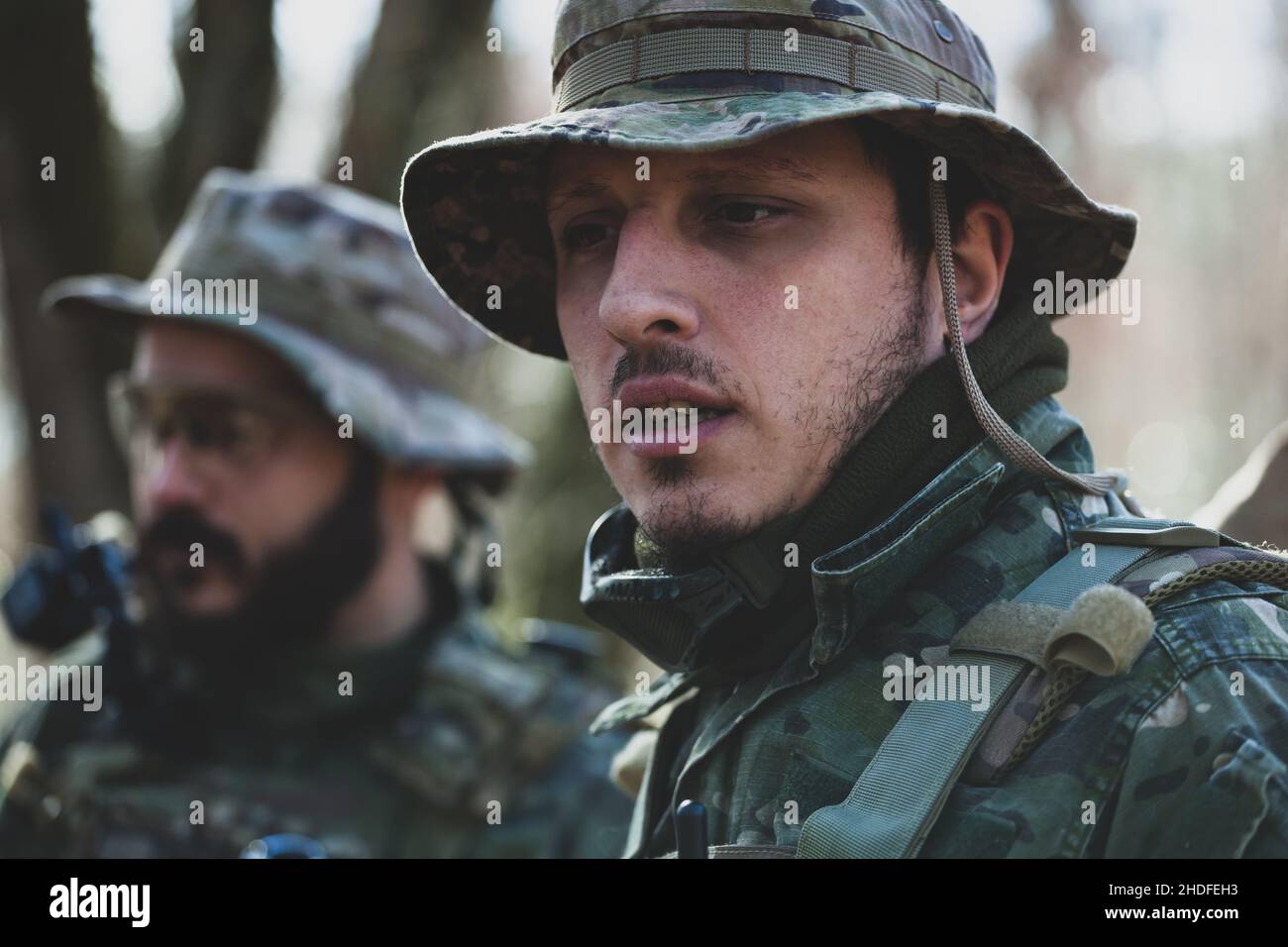 Retrato Soldado Armado Vestido Con Ropa Protectora Camuflaje