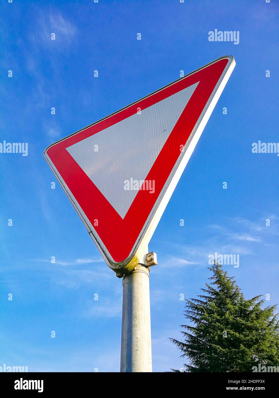 los alemanes dan prioridad a la salida de la señal de tráfico por carretera sobre un cielo azul Foto de stock