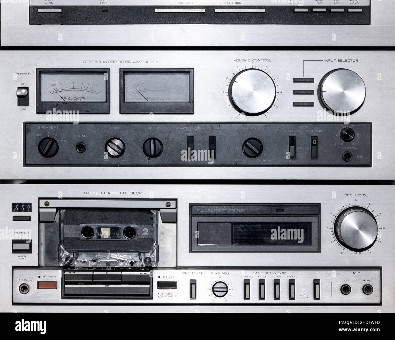 Radio cassette del coche antiguo, apilados unos encima de otros en los  estantes de auto servicio Fotografía de stock - Alamy