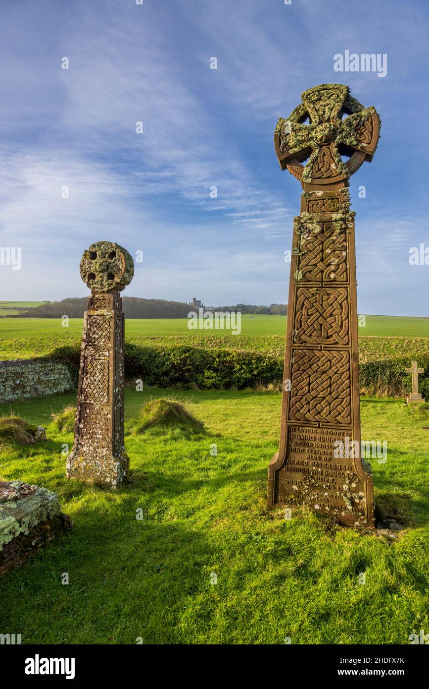 Las piedras celtas de la tumba de los Barones de Kensington con el Castillo de San Brides en el fondo, Parque Nacional de la Costa de Pembrokeshire, Gales del Sur Foto de stock