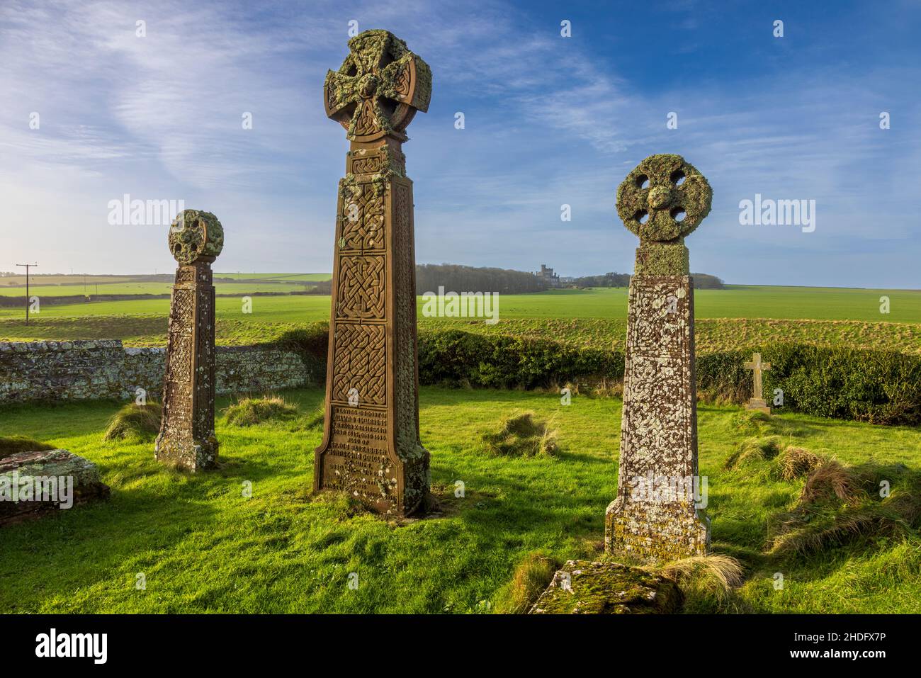 Las piedras celtas de la tumba de los Barones de Kensington con el Castillo de San Brides en el fondo, Parque Nacional de la Costa de Pembrokeshire, Gales del Sur Foto de stock