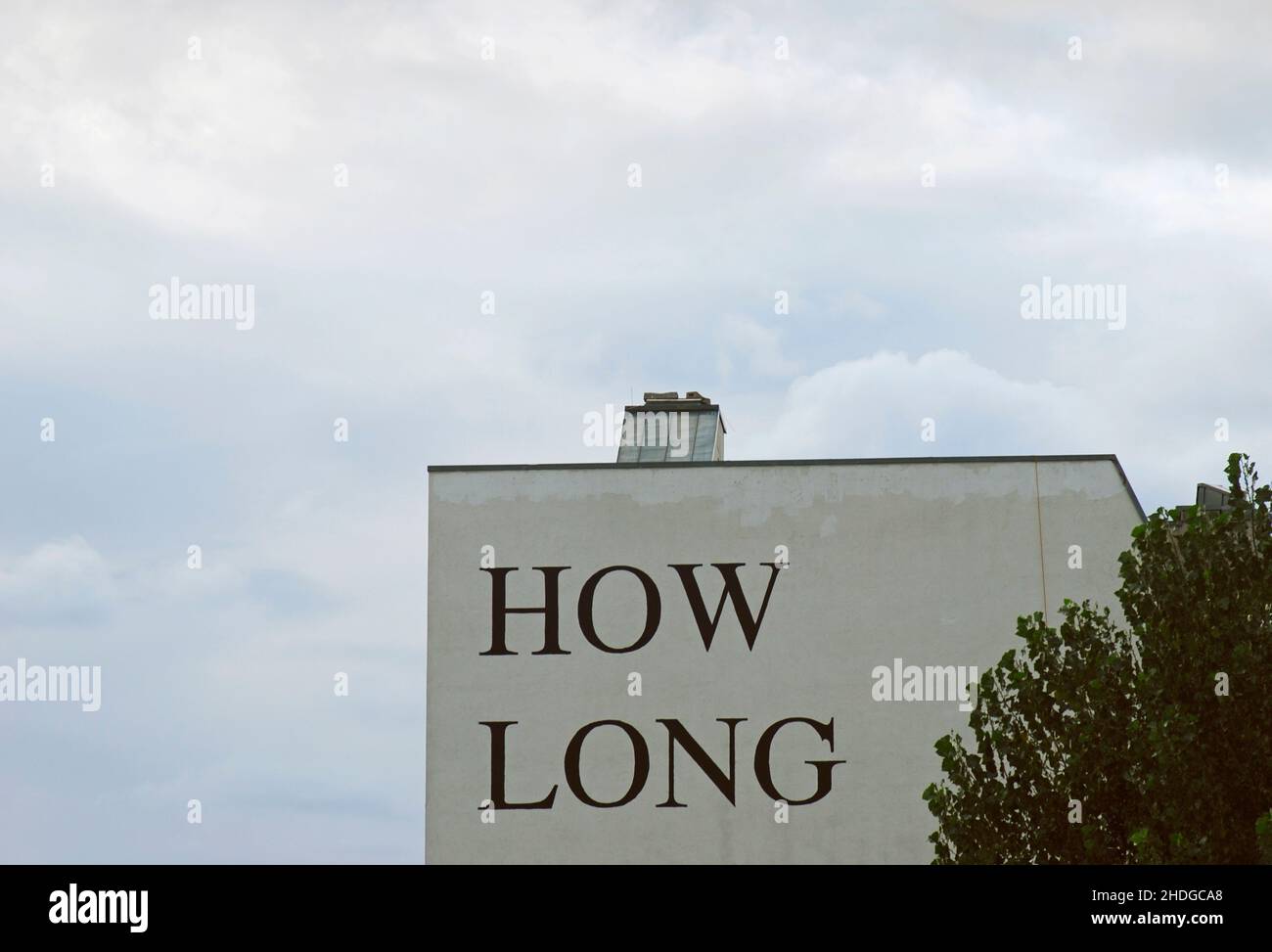 Parte del mural 'How Long is Now' del legendario edificio Kunsthaus Tacheles en el barrio Mitte de Berlín, Alemania Foto de stock
