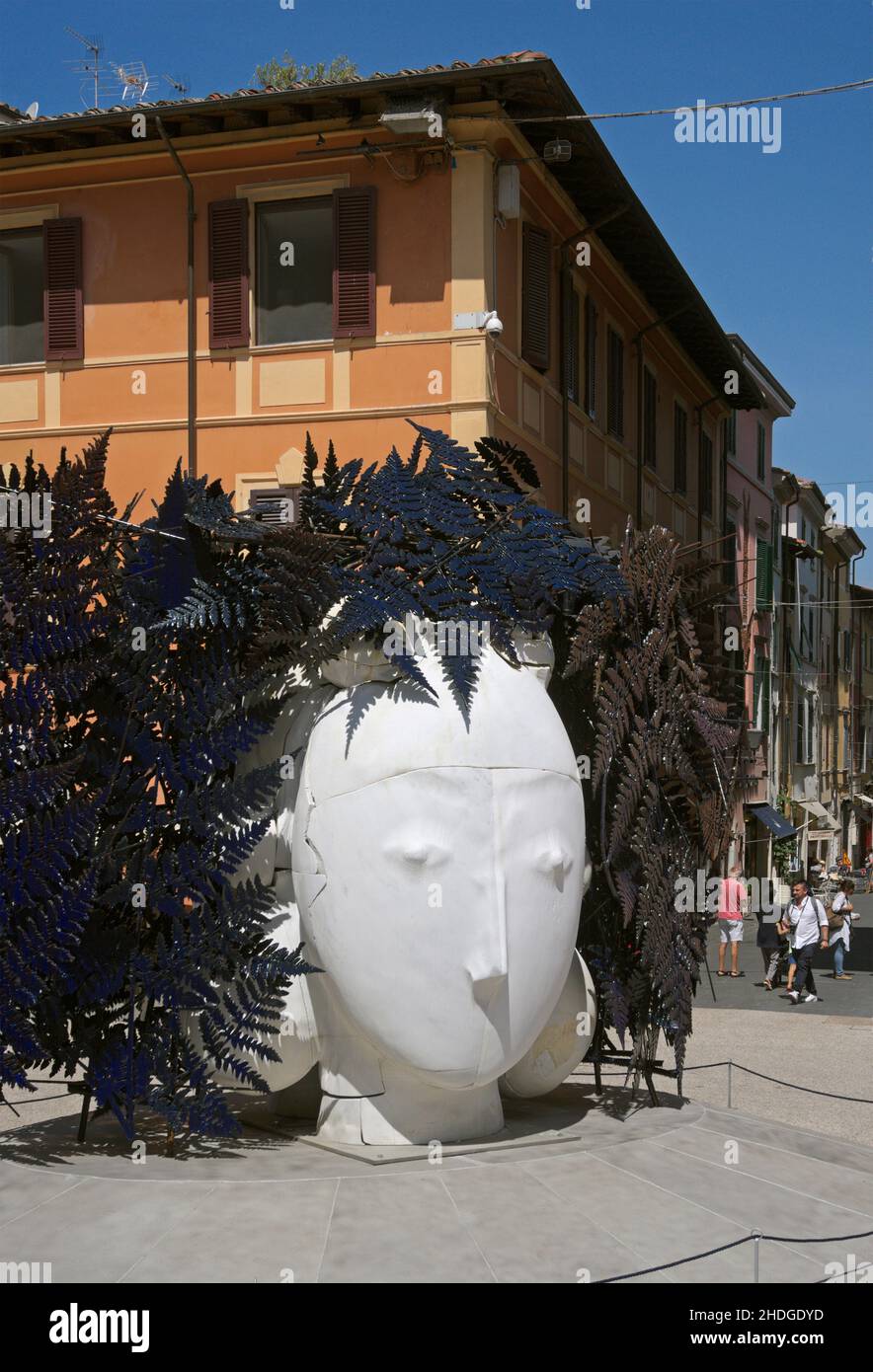 Una obra de arte (Double Imagen de Manolo Valdes) en la plaza principal de Pietrasanta, Toscana, Italia Foto de stock
