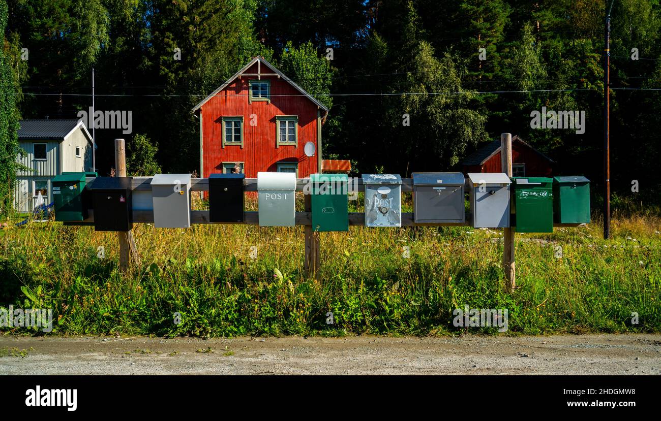 Fila de buzones en una zona rural de Noruega Foto de stock