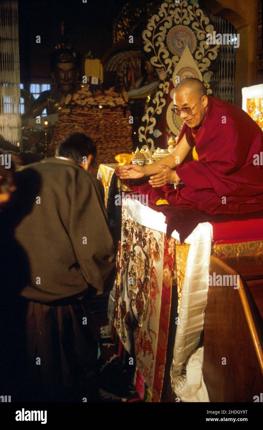 H.H. Dalai Lama bendice a los tibetanos que viajaron desde el Tíbet para asistir a la Ceremonia de Iniciación de Kalachakra del the1984. Bodh Gaya, Bihar, India Foto de stock