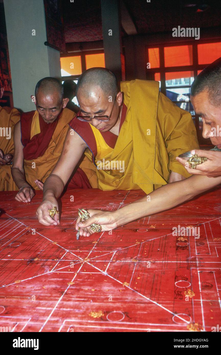 H.H. Dalai Lama con monjes delineando el mandala de arena ritual durante la Ceremonia de Iniciación de Kalachakra en 1984. Bodh Gaya, Bihar, India Foto de stock