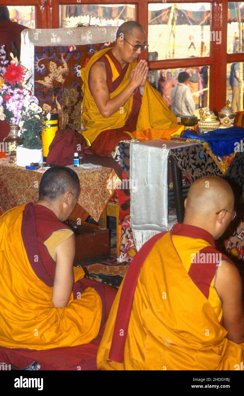 H.H. Dalai Lama en oración con los monjes durante la Ceremonia de Iniciación de Kalachakra en 1984. Bodh Gaya, Bihar, India Foto de stock