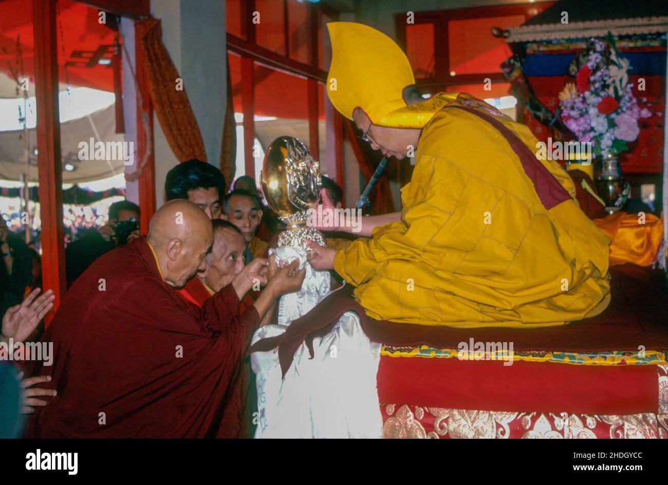 H.H. Dalai Lama recibe ofrendas de monjes durante la Ceremonia Kalachakra en Bodh Gaya 1984. Bihar, India Foto de stock