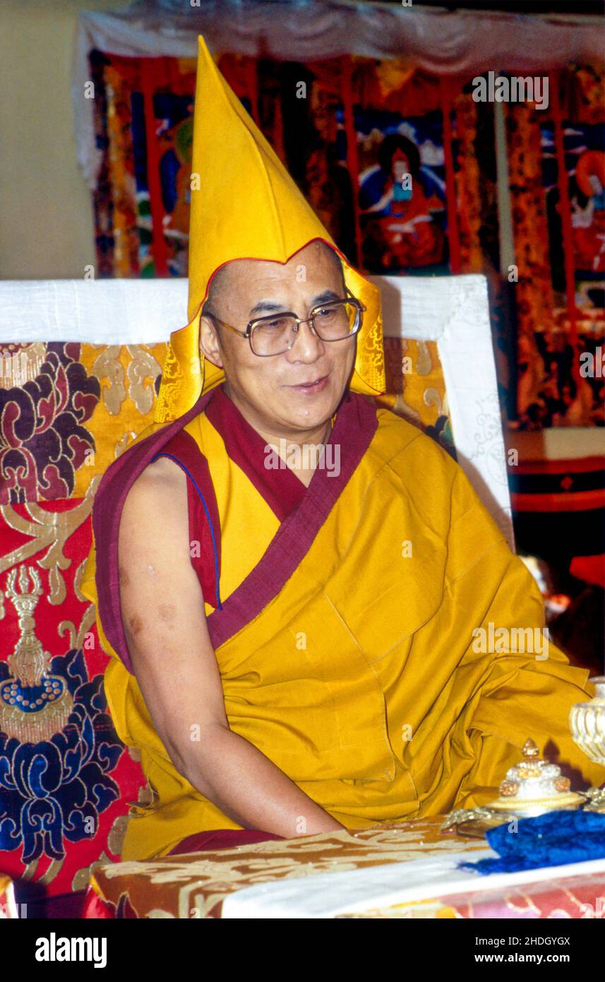 Retrato de H.H. Dalai Lama en túnicas amarillas del Sect Gelugpa sentado en un trono en la Ceremonia Kalachakra en 1984. Bodh Gaya, Bihar India Foto de stock