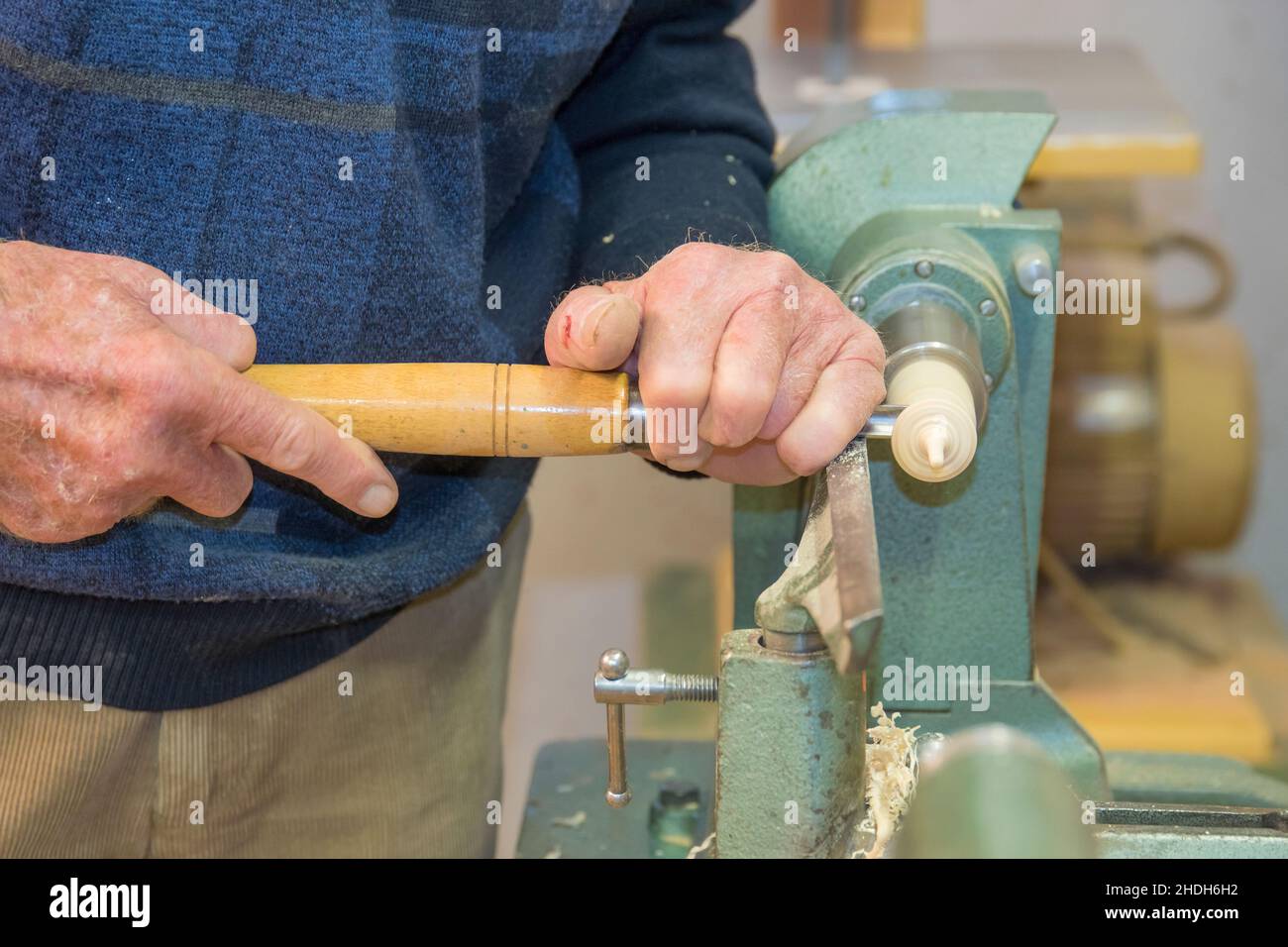 Un viejo torno para tallar madera Fotografía de stock - Alamy