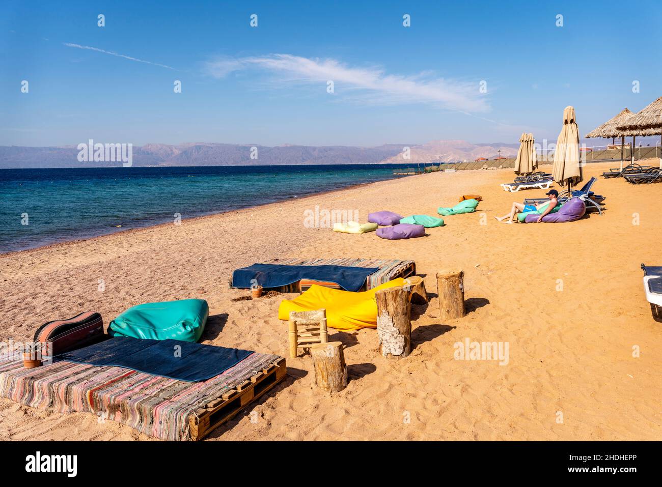 La playa en el Berenice Beach Club, Aqaba, provincia de Aqaba, Jordania  Fotografía de stock - Alamy