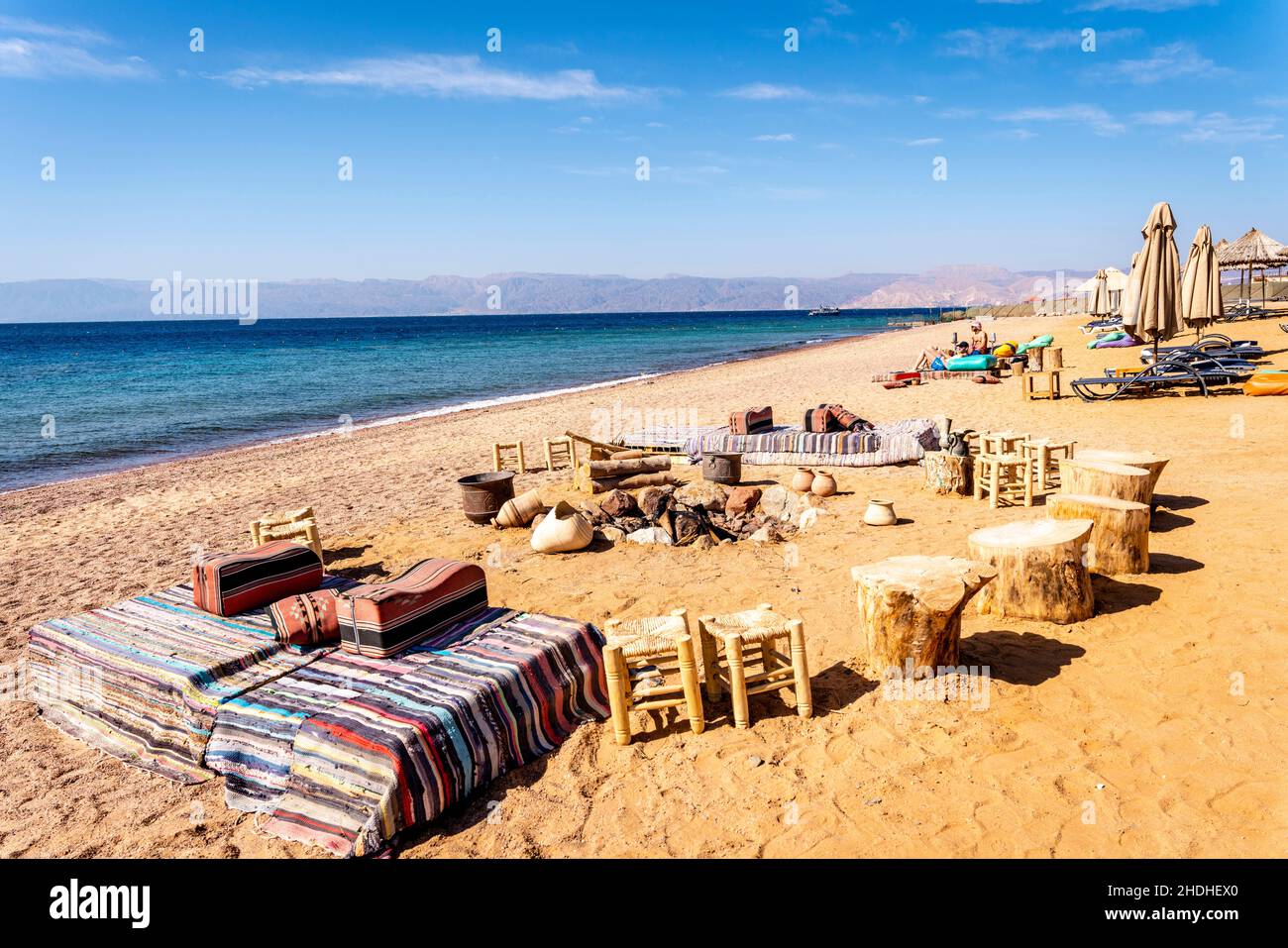 La playa en el Berenice Beach Club, Aqaba, provincia de Aqaba, Jordania  Fotografía de stock - Alamy