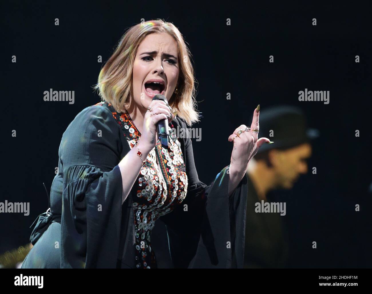 Foto del archivo con fecha 20/04/16 de Adele actuando en Glastonbury, que ha burlado a los fans anunciando que hay 'o mucho que viene' en 2022, incluyendo un vídeo musical para Oh Mi Dios. Foto de stock
