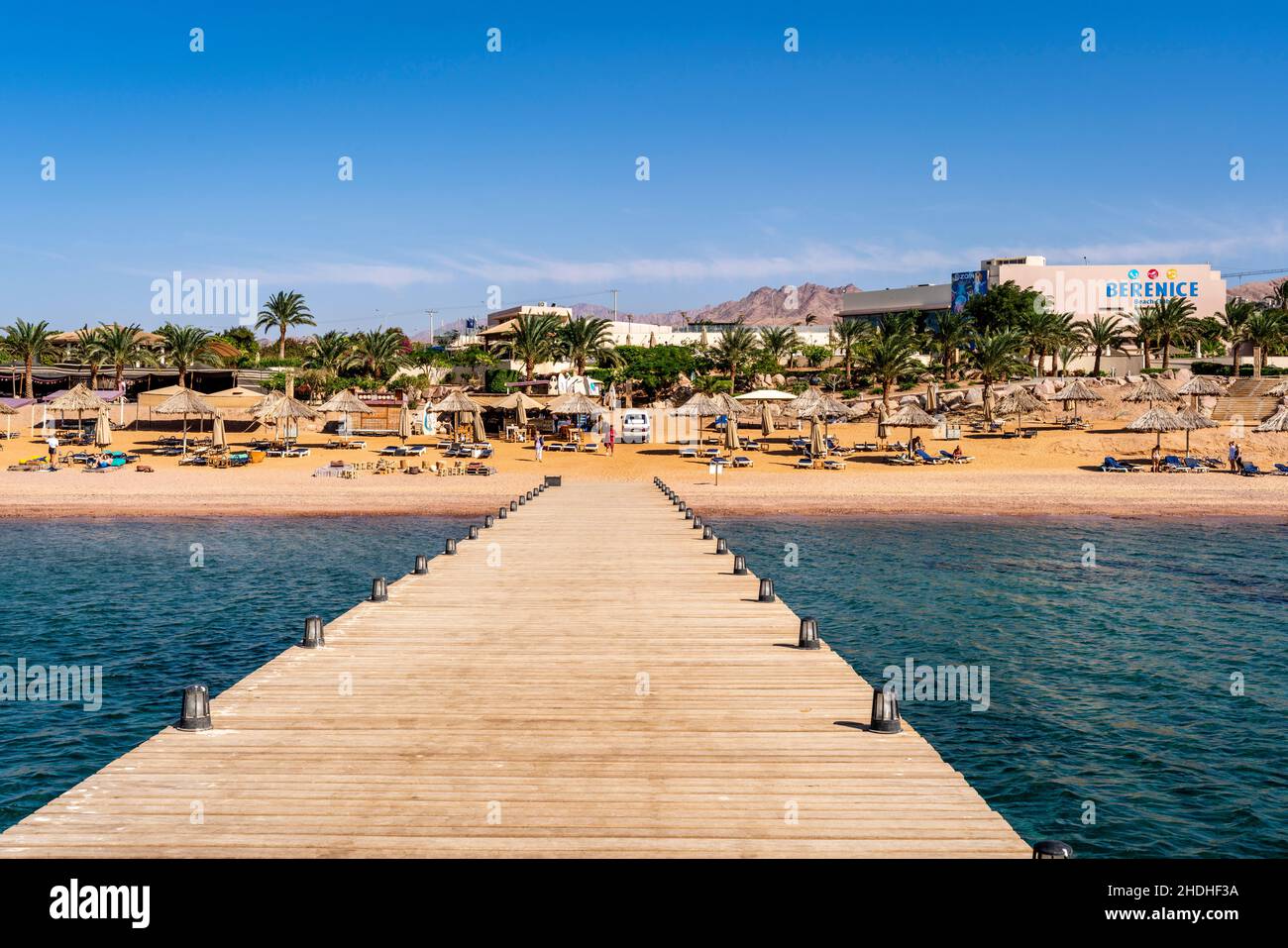 La playa en el Berenice Beach Club, Aqaba, provincia de Aqaba, Jordania. Foto de stock
