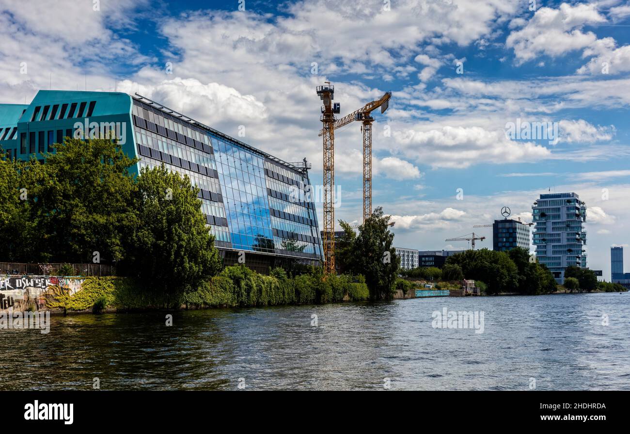 berlín, banco del río de la spree, edificio de la oficina, fotovoltaica, banco de los ríos de la spree, edificios de la oficina, edificio de servicio Foto de stock