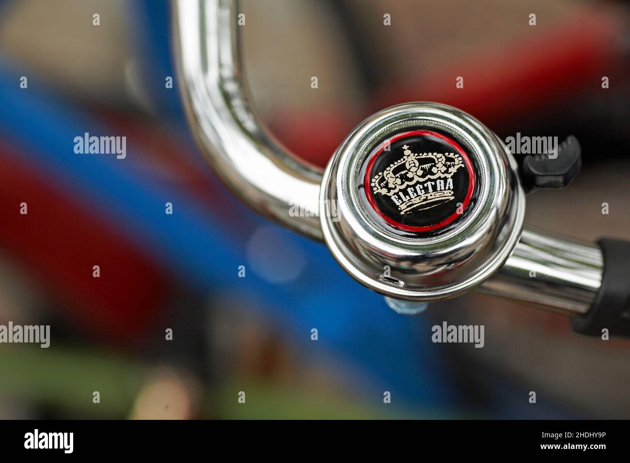 Corona bicicleta campana .Retro estilo bicicleta empuñadura con antigua campana de anillo con fondo borroso. Foto de stock