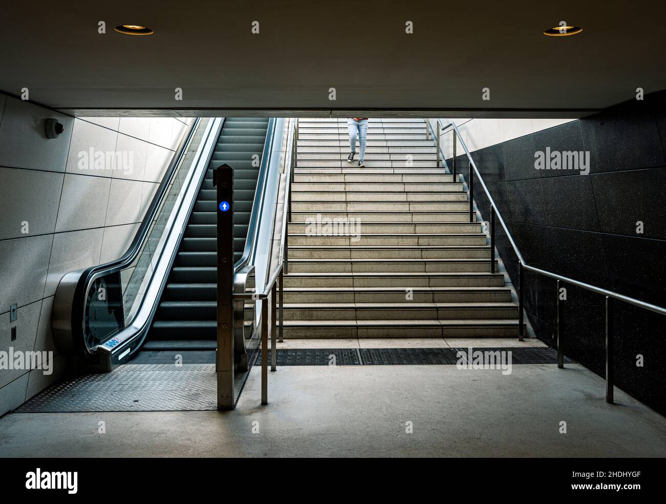 escalera mecánica, estación de metro, escaleras, escaleras mecánicas, estaciones de metro, escalera Foto de stock