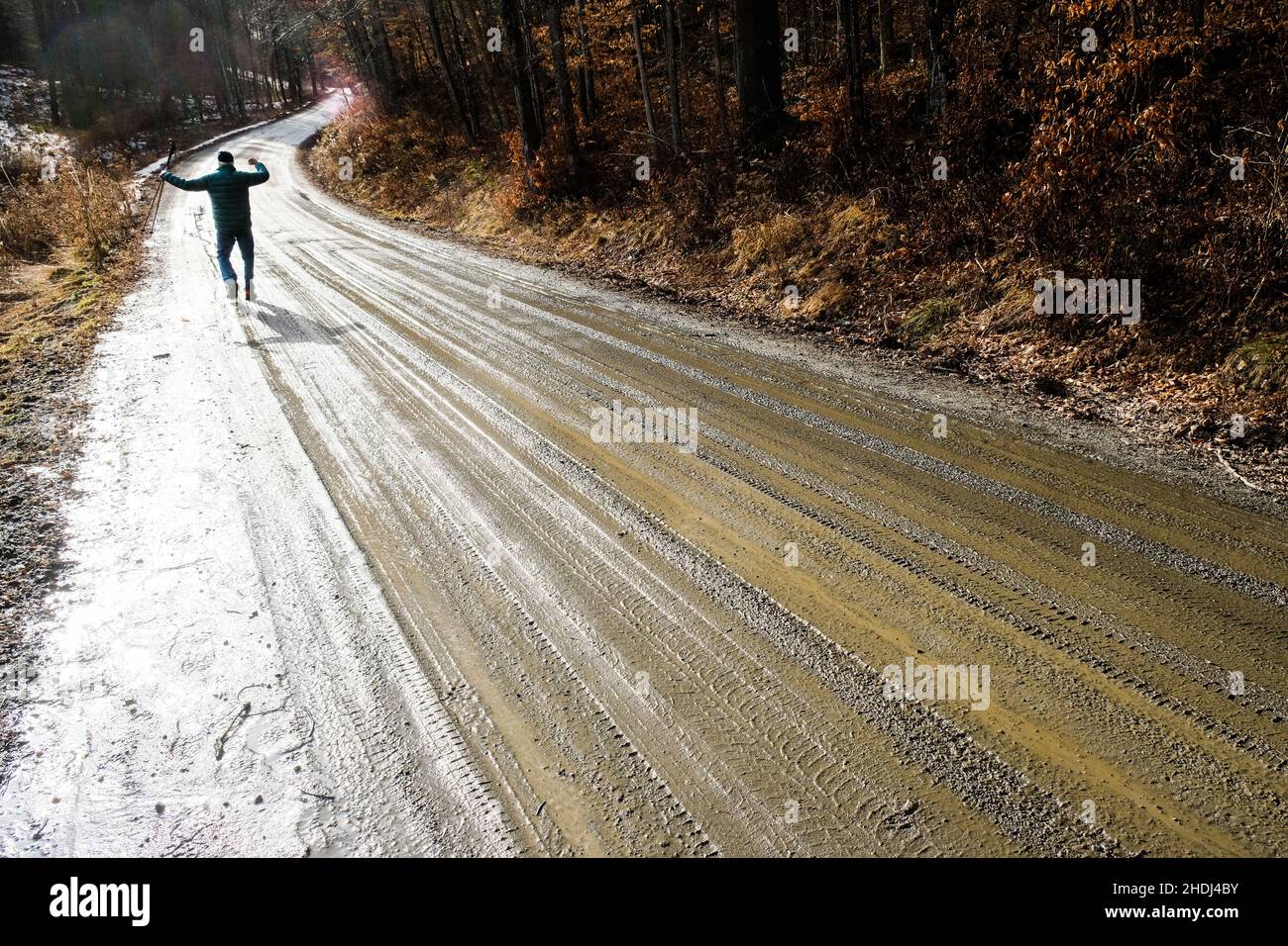 Un solitario hombre mayor camina a lo largo de un camino de tierra rural en East Montpelier, VT, Nueva Inglaterra, Estados Unidos. Foto de stock